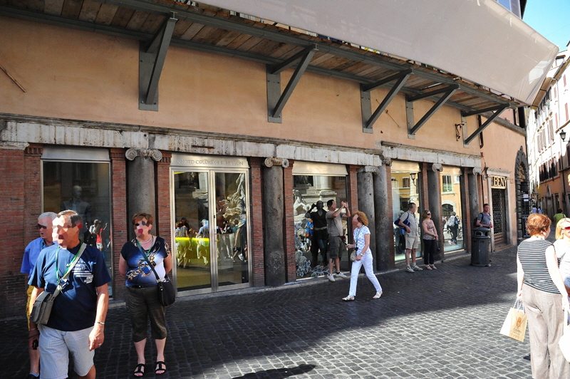 Piazza_di_Trevi-Portico_medioevale