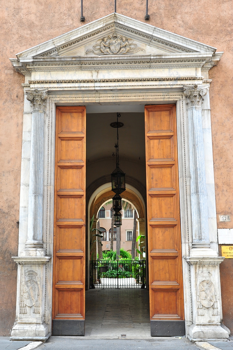 Via_del_Plebiscito-Palazzo_Venezia-Portone