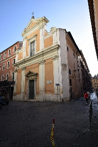 Via_delle_Vergini-Chiesa_omonima