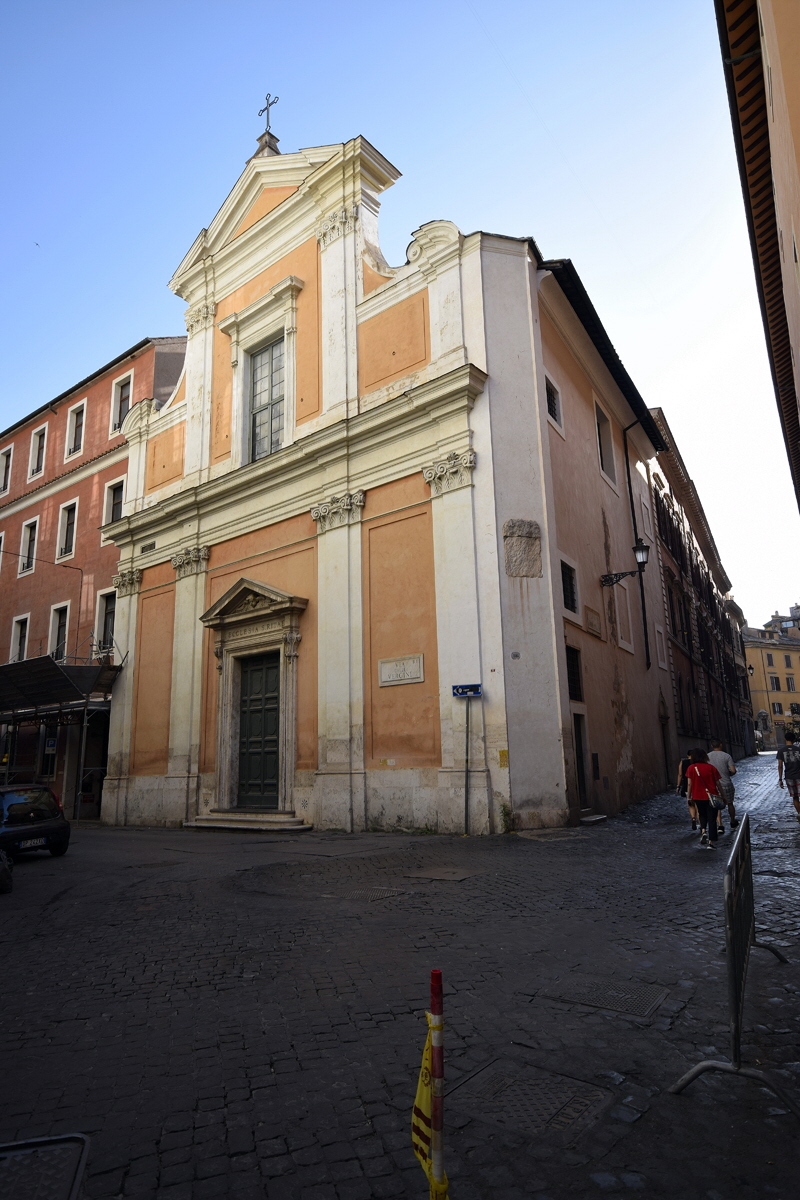 Via_delle_Vergini-Chiesa_omonima