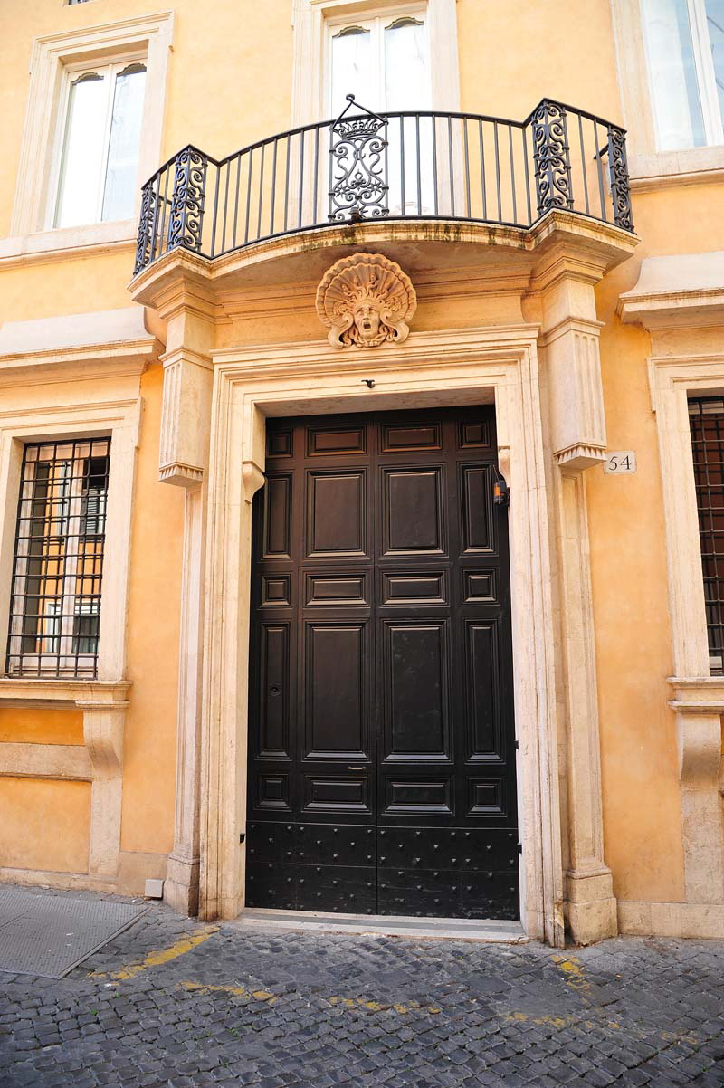 Vicolo_Sciarra-Palazzo_Maccarani-Portone_al_n54